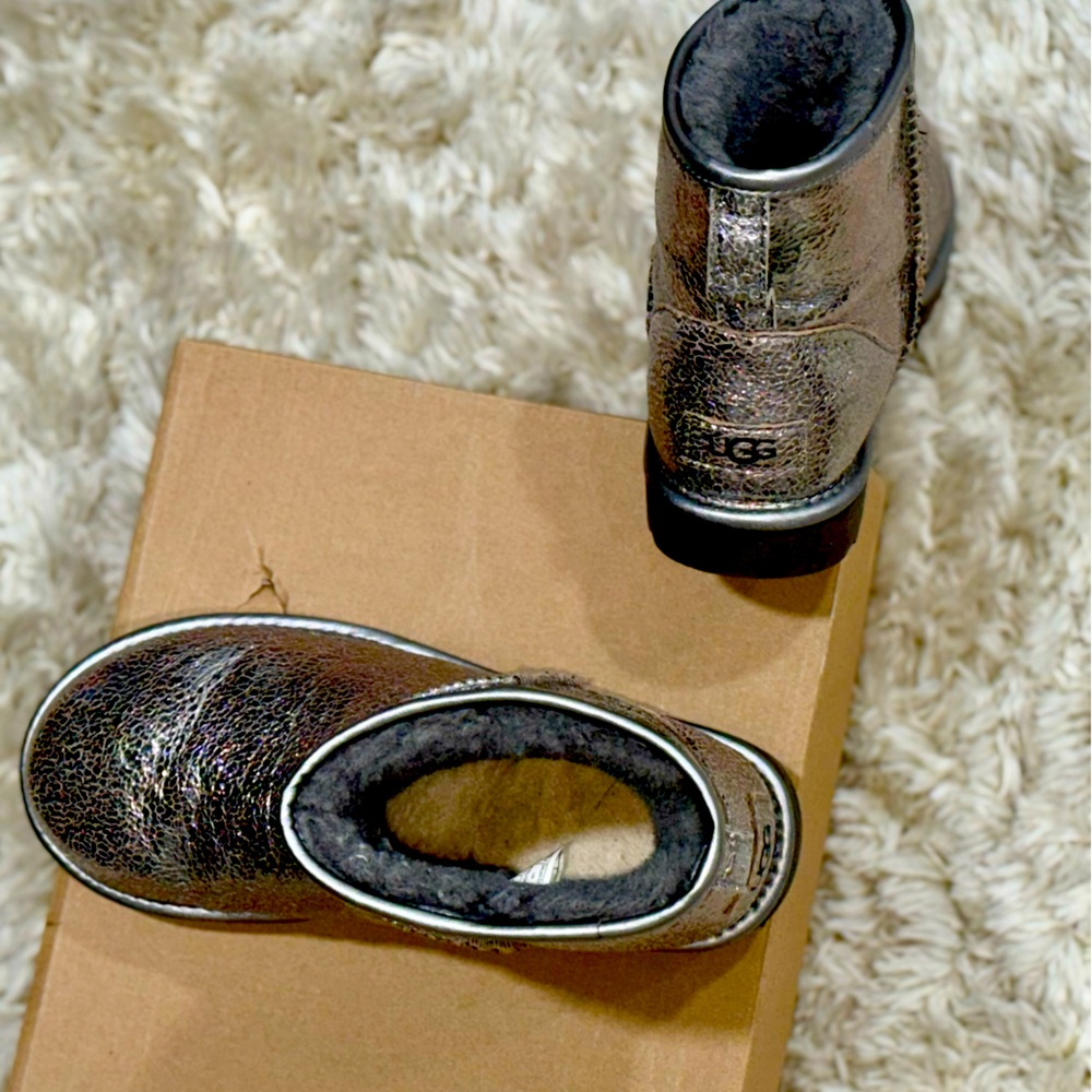 Comfortable great condition metallic style UGGs mini size 8 in women!